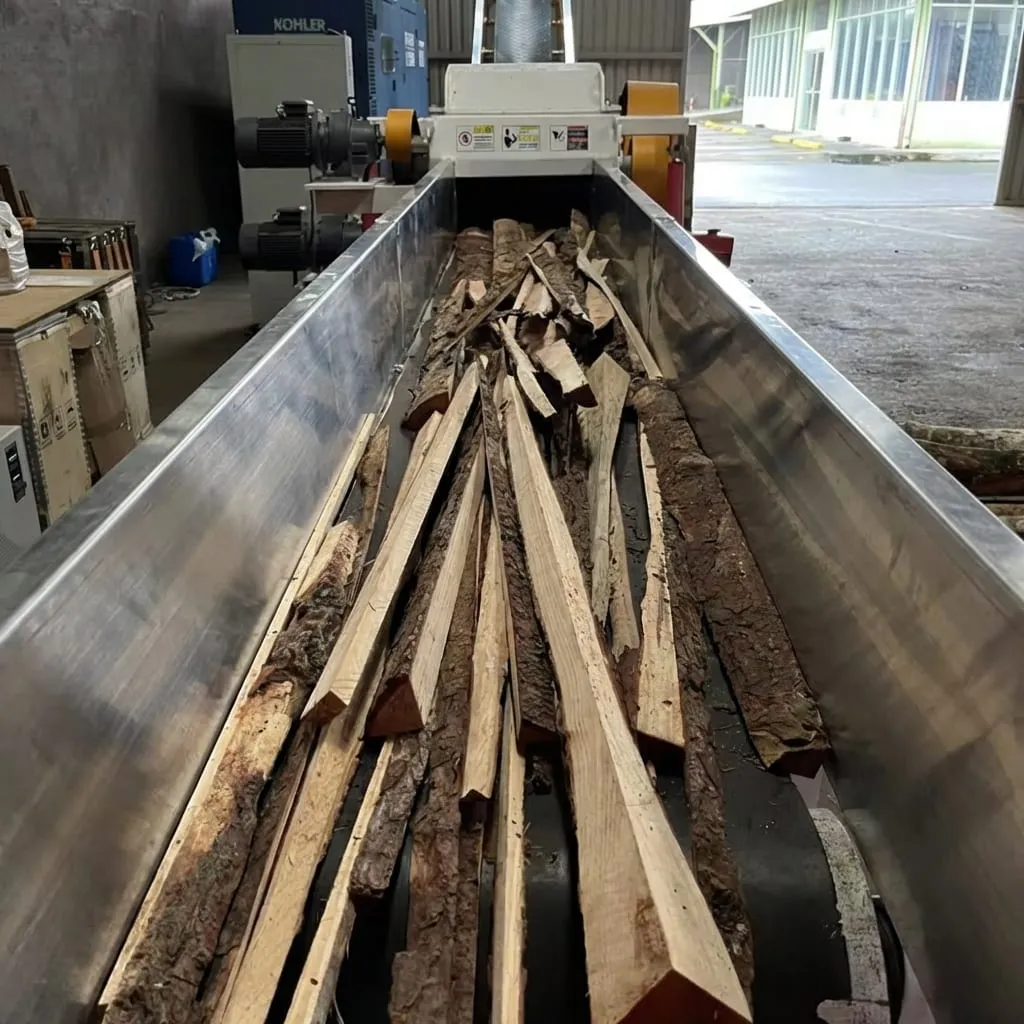 Broyeur à tambour FS545 en action — recyclage de charpentes bois